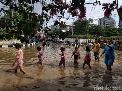 Melihat Aktivitas Warga Kemayoran di Saat Banjir