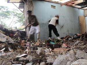 Banjir Bandang Rusak 30 Rumah, Warga Padalarang Mulai Bersih-bersih