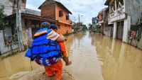 Kemenhub Evakuasi Korban Banjir di Jati Asih dan Teluk Gong