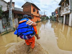 Kemenhub Evakuasi Korban Banjir di Jati Asih dan Teluk Gong Kemenhub Evakuasi Korban Banjir di Jati Asih dan Teluk Gong