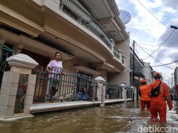 Cerita Tim Medis di Jaksel Tangani Korban Banjir yang Kesurupan