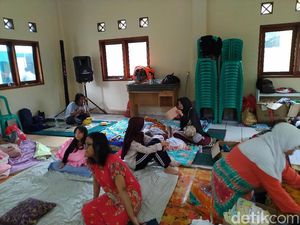 Warga Vila Nusa Indah Korban Banjir Butuh Lilin dan Alat Pembersih Rumah