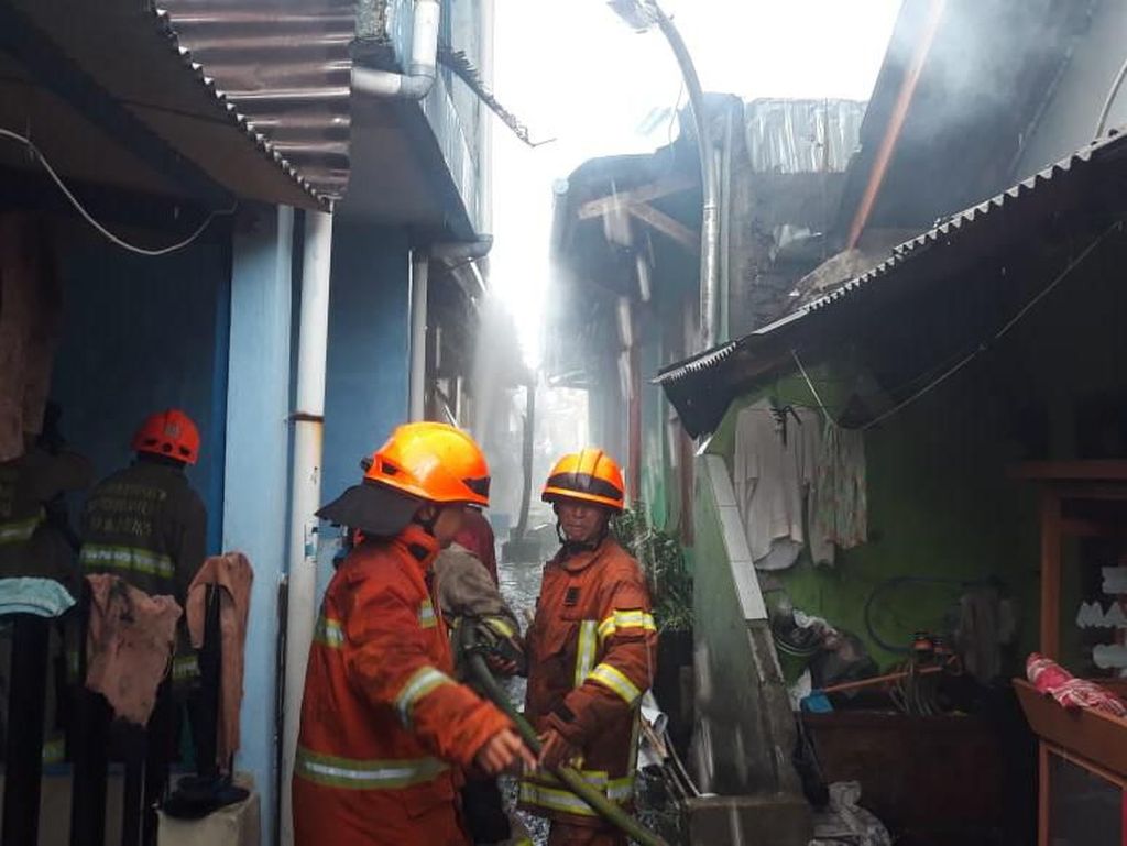 Lima Rumah di Cicadas Bandung Terbakar Lima Rumah di Cicadas Bandung Terbakar