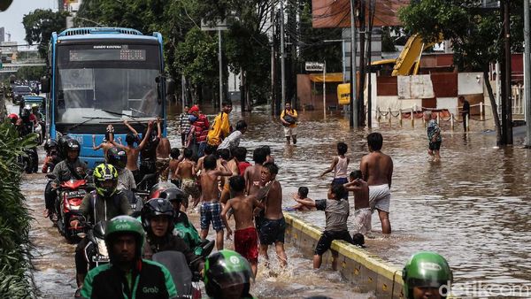 TransJakarta Tetap Beroperasi saat Banjir