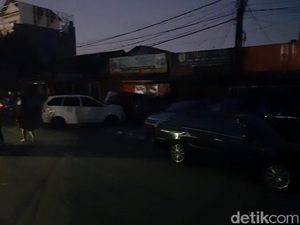 Sudah 15 Jam Listrik Padam, Warga Korban Banjir Bekasi Timur Gelap-gelapan