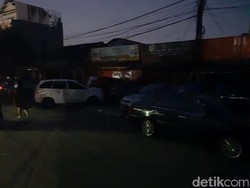 Sudah 15 Jam Listrik Padam, Warga Korban Banjir Bekasi Timur Gelap-gelapan