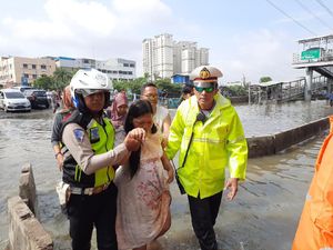 Kisah Sri yang Hamil Tua dan Hendak Melahirkan Tapi Terjebak Banjir