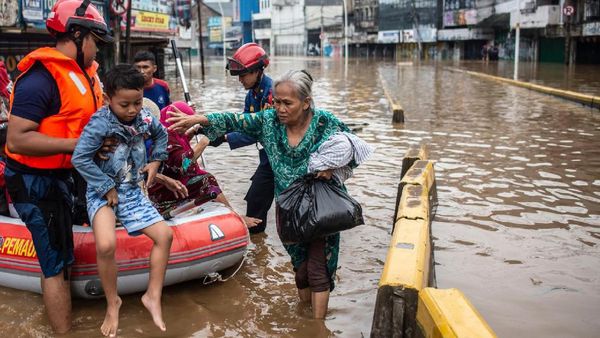 Petugas Damkar Evakuasi Korban Banjir di Kampung Pulo