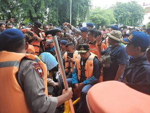 Naik Perahu Karet, Ridwan Kamil Tinjau Lokasi Banjir di Bekasi Timur