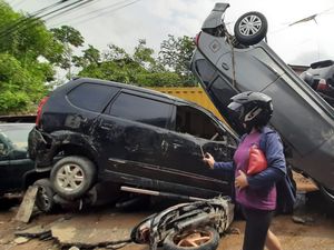 Sisa Banjir di Pondok Gede Permai: Mobil Tumpuk-tumpukan, Jalan Penuh Lumpur