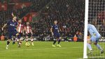 Tottenham Melempem di St. Marys Stadium