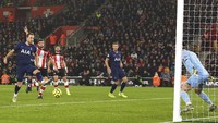 Kane sempat menyarangkan bola ke gawang Soton, namun gol tersebut dianulir karena dua pemain Tottenham sudah lebih dulu terjebak offside. Mark Kerton/PA via AP.