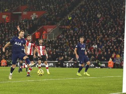 Kane sempat menyarangkan bola ke gawang Soton, namun gol tersebut dianulir karena dua pemain Tottenham sudah lebih dulu terjebak offside. Mark Kerton/PA via AP.