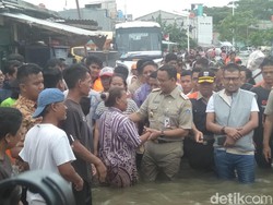 Tinjau Lokasi Banjir Duri Kosambi, Anies Diteriaki Butuh Makan