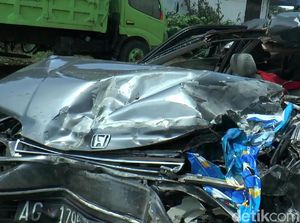 Video Sedan Seruduk Truk di Tol Pandaan, Ibu dan 2 Anaknya Tewas