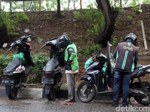 Tips Aman Menerobos Banjir buat Pengguna Motor Matic