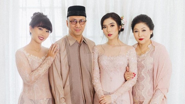 Berita Seputar Selebriti Insertlive Terkini : Bukan Sembarangan, Ini Profesi Ayah Musisi Isyana Sarasvati