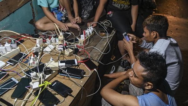 Meraup Untung dari Jasa Pengisian Daya Listrik untuk Korban Banjir