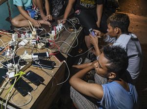 Meraup Untung dari Jasa Pengisian Daya Listrik untuk Korban Banjir Meraup Untung dari Jasa Pengisian Daya Listrik untuk Korban Banjir