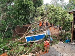 Usai Longsor, Jalan Mandalasari Tasikmalaya Butuh Perbaikan