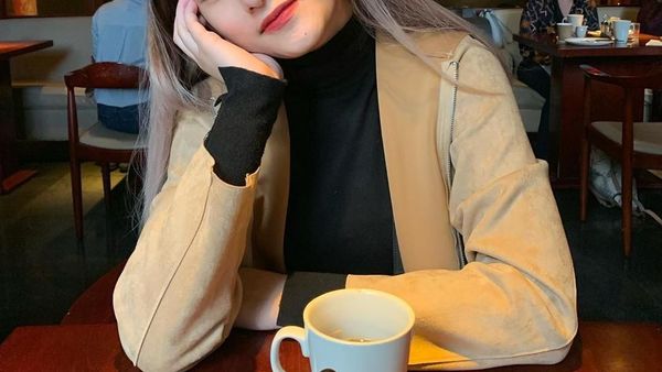 Cantiknya Amanda Caesa, Anak Parto Patrio Saat Kulineran Seru