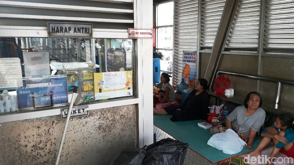 Halte TransJakarta Jadi Sasaran Tempat Mengungsi Korban Banjir
