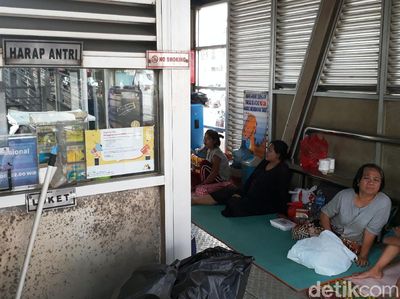 Halte TransJakarta Jadi Sasaran Tempat Mengungsi Korban Banjir