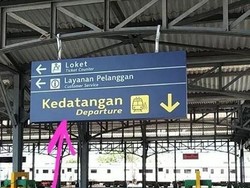 Viral! Petunjuk Salah Tulis Kedatangan, Departure di Stasiun Solo
