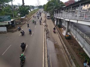 Beton Pembatas Busway di Jalan Daan Mogot Arah Grogol Berserakan