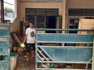Trauma Syafiq Diterjang Banjir, Selamatkan Bayinya di Genteng Selama 10 Jam