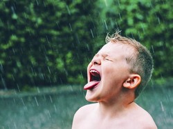 Korban Banjir Terpaksa Minum Air Hujan untuk Bertahan Hidup, Apa Aman ?