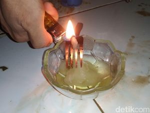 Listrik Masih Padam Usai Banjir, Yombaediah Punya Cara Lain Terangi Rumah