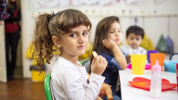 Ilustrasi anak makan