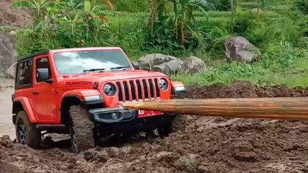 Duh, Wrangler Rubicon Bupati Karanganyar Gagal Nanjak