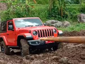Jeep Wrangler Bakal Punya Versi Plug-in Hybrid, Masih Bisa Diajak Main Lumpur? Jeep Wrangler Bakal Punya Versi Plug-in Hybrid, Masih Bisa Diajak Main Lumpur?