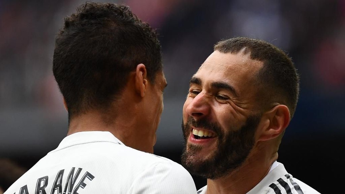 Bek tengah Real Madrid Raphael Varane yakin Karim Benzema sedang di puncak performanya. (Foto: Gabriel Bouys / AFP)