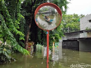 Banjir Teluk Gong Belum Surut, Warga Beraktivitas dengan Perahu Banjir Teluk Gong Belum Surut, Warga Beraktivitas dengan Perahu