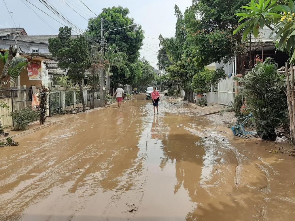 Banjir Surut, Warga Villa Jatirasa Bekasi Bersihkan Rumah dari Lumpur Banjir Surut, Warga Villa Jatirasa Bekasi Bersihkan Rumah dari Lumpur