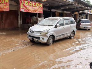 Banjir Surut, Perumahan Villa Nusa Indah Masih Tergenang Lumpur