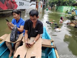 Tips Mudah Hemat Baterai Ponsel Saat Banjir
