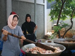 Keren! Meski Rumahnya Kebanjiran, Wanita Ini Tetap Jadi Relawan di Dapur Umum