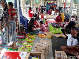 Video Banjir Surut, Halte TransJ Jembatan Baru Masih Ramai Pengungsi