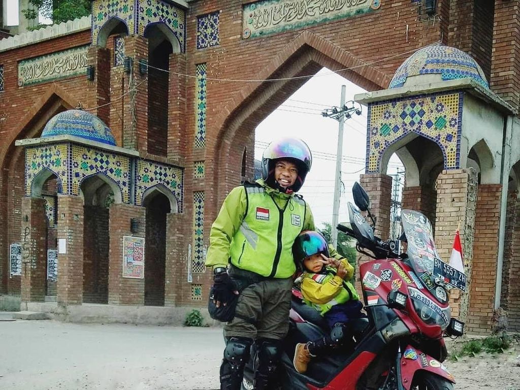 Rider Jambi Naik Motor ke Mekkah, BMW Hanyut Terbawa Banjir
