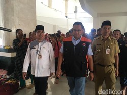 Kunjungi Duri Kosambi Lagi, Anies Pastikan Makanan Pengungsi Banjir Aman