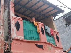 Nenek di Kampung Pulo Bertahan di Rumah Saat Banjir: Pengungsian Dingin