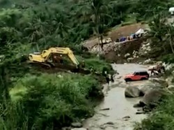 Mobdin Rubicon Bupati Karanganyar Juga Didorong Saat Seberangi Sungai