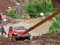 Ketika Bupati Karanganyar Gagal Nanjak Pakai Mobil Dinas Mewahnya