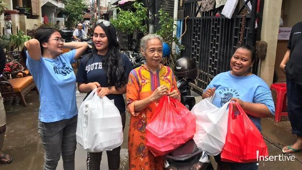 Rasa Iba Ratu Meta & Ovy Sovianty Saat Jadi Relawan Banjir