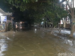 Warga Masih Berjibaku Bersihkan Lumpur Sisa Banjir di Villa Nusa Indah