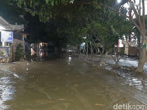 Warga Masih Berjibaku Bersihkan Lumpur Sisa Banjir di Villa Nusa Indah Warga Masih Berjibaku Bersihkan Lumpur Sisa Banjir di Villa Nusa Indah